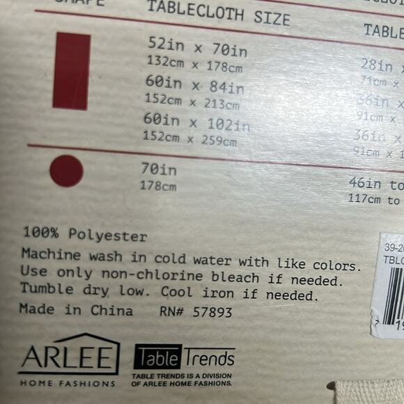 HOLIDAY‎ HILLS ROUND TABLECLOTH NWT SIZE 70in - Picture 5 of 5